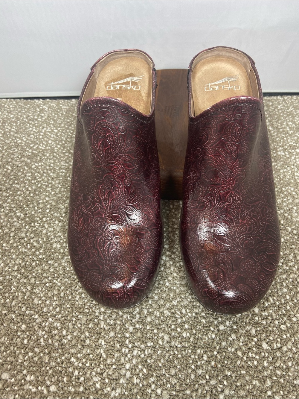 Dansko Burgundy Floral-Embossed Leather Clogs ,Pre-Owned Very Condition Size 37.